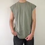 Musculosa verde militar con corte oversize, cuello redondo y sisas amplias.