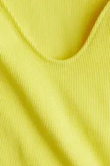 Vestido corto amarillo de punto acanalado de algodón, de corte ajustado, con escote en U y breteles anchos con volados dobles de tela.