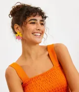 Blusa corta de punto color celeste, con textura arrugada tipo lastex, breteles anchos y escote cuadrado.