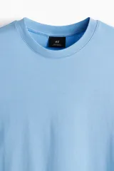 Remera de punto de algodón liviano en color celeste, con cuello redondo y mangas cortas de corte estándar.