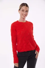 Sweater de punto calado color rojo con cuello redondo y mangas largas.