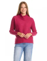 Buzo de tejido acanalado color blanco, con cuello alto y diseño de patrón en V en el frente. Presenta un corte holgado con mangas integradas sin costura de sisa.