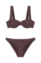 Bikini de dos piezas color marrón chocolate, confeccionado en tejido con textura acanalada. El corpiño es tipo balconette con aros, tirantes anchos y copas extraíbles. La bombacha es de corte clásico y tiro medio, completamente forrada.