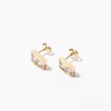 Aros tipo caravana dorados con forma rectangular curva y tres cristales incrustados.