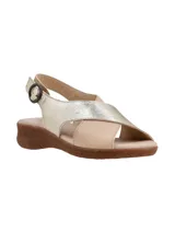 Sandalias de cuero con diseño de tiras cruzadas, una en tono dorado metalizado y otra en tono beige. Cuenta con cierre de hebilla lateral y suela de goma con textura tipo corcho.