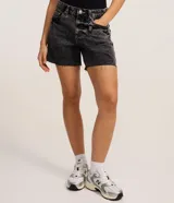 Short de jean estilo mom, color negro con efecto marmoleado (acid wash). Presenta tiro alto, trabillas para cinturón, cierre tradicional, bolsillos y ruedo cortado sin remate.