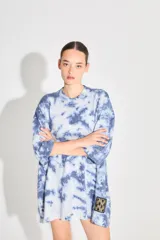 Sweater tejido tipo remerón oversize con proceso artesanal batik, silueta amplia, manga caída y etiqueta tejida con monograma en el delantero.