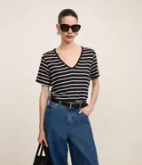 Remera de media malla con estampado a rayas horizontales, escote en V y mangas cortas.