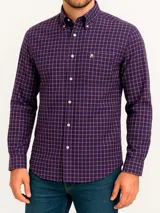 Camisa de hombre a cuadros rojos y blancos, de manga larga y corte clásico.