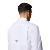 Camisa de manga larga Columbia modelo Blood And Guts V Ls, color blanco, con cuello abotonado, bolsillos frontales con solapa, aberturas de ventilación y tecnología Omni-Shade para protección solar.