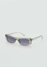 Gafas de sol rectangulares con montura de pasta color verde traslúcido y cristales oscuros.