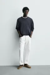 Mocasín casual color beige de piel con acabado serraje, antifaz en el empeine, horma redonda y suela a tono.