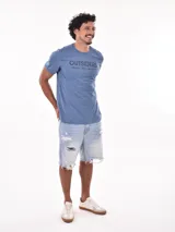 Remera blanca de corte slim fit con estampado frontal de líneas horizontales negras que forman la palabra 'Trust' y la frase 'In Yourself'.