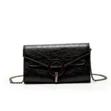 Cartera tipo sobre de cuero sintético con acabado texturizado brillante, solapa frontal con cierre magnético y detalle de herraje metálico circular. Incluye correa de cadena metálica extraíble.