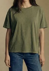 Remera de manga corta con calce oversize, confeccionada en algodón con efecto lavado que le otorga una textura irregular y un acabado desgastado.