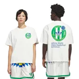 Remera de algodón color blanco con cuello redondo y corte relajado. Presenta un pequeño logo circular estampado en el pecho y un diseño gráfico grande en la espalda que incluye el logo de Adidas, motivos de básquet y texto alusivo.