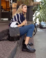 Botinetas de cuero color marrón con paneles laterales de gamuza en tono más oscuro y suela track negra de goma.