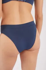 Bombacha tipo bikini de tiro medio, confeccionada en microfibra sin costuras con acabado suave. Presenta un pequeño logo estampado en el lateral y refuerzo interior de algodón.