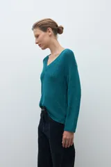 Sweater de tejido de punto color verde petróleo, con escote en V y mangas largas.