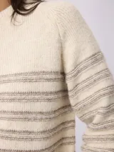 Sweater de tejido de punto en color beige con diseño de rayas horizontales en tono más oscuro. Presenta cuello redondo y mangas largas con puños ajustados.