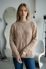 Sweater de chenille color rosado, con cuello redondo, mangas largas y diseño de tejido con rombos en el frente.