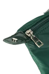 Bolso tipo tote negro de tela impermeable, con doble asa de mano y cierre superior con cremallera. Incluye un colgante decorativo de cordón blanco y negro.