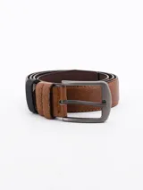 Cinto de cuero color marrón con costuras a contratono y hebilla metálica rectangular.