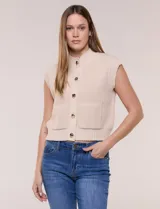Chaleco de punto waffle color beige, con cuello medio acanalado, abotonadura frontal con botones metálicos dorados y bolsillos frontales aplicados.