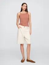 Musculosa de tejido acanalado en color salmón, con escote cuadrado y breteles finos.