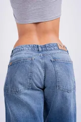 Pantalón de jean celeste, corte recto y tiro medio.