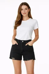 Short de jean negro de tiro alto, con diseño de cinco bolsillos, detalles de roturas desgastadas y ruedo desflecado.