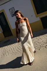 Vestido midi azul de punto con detalles metalizados dorados, escote palabra de honor y corte ajustado al cuerpo.