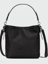 Cartera tipo crossbody de cuero color verde oliva, con diseño estructurado, solapa frontal con detalle de correa horizontal y asa superior corta. Incluye herrajes metálicos y correa ajustable para llevar al hombro o cruzada.
