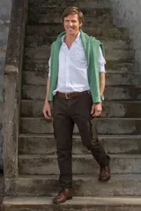Pantalón cargo de algodón color marrón oscuro, con bolsillos laterales en las piernas y corte recto.