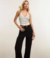 Pantalón de sarga color blanco roto, de corte recto y tiro alto, con bolsillos cargo laterales con solapa.