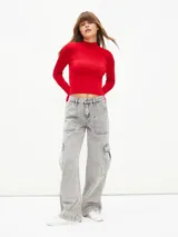 Polera de manga larga en tejido de canalé color rojo, con cuello alto ajustado.