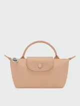 Cartera pouch Le Pliage de Longchamp, modelo compacto en color bordó con asa superior corta y cierre de solapa con botón a presión.