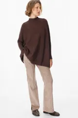 Sweater crudo de punto con cuello alto y mangas largas con puños ajustados.