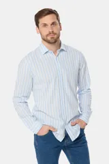 Camisa de lino de manga larga con diseño de rayas verticales en tonos celeste y blanco, cuello camisero y cierre frontal con botones.
