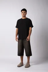 Remera de manga corta con cuello redondo, confeccionada en tejido de lino con textura entramada y corte holgado.