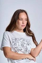 Remera de algodón color beige con estampado frontal de arte lineal inspirado en Picasso y texto alusivo al museo de Barcelona.