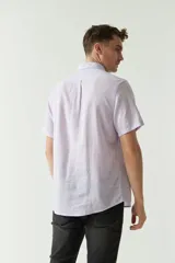 Camisa de manga corta confeccionada en una mezcla de lino y algodón, con cuello camisero, cierre frontal de botones y bolsillo en el pecho con logo bordado.