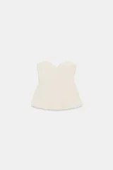 Top strapless color marrón oscuro, con escote corazón y corte ajustado al cuerpo.