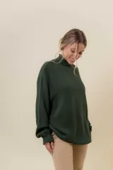 Polera de tejido de punto con textura marcada, cuello alto y diseño oversize con hombros caídos y terminaciones acanaladas.