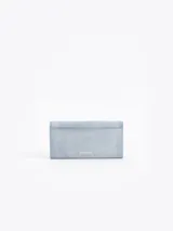 Billetera de cuero vacuno con efecto gastado, color azul claro. Presenta un cierre metálico frontal con diseño de labios y múltiples compartimentos internos para tarjetas.