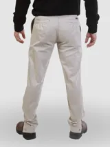 Pantalón de campo de gabardina con lycra, corte recto y bolsillos laterales.