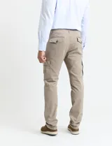 Pantalón cargo de algodón sarga con elastano, color verde militar. Presenta bolsillos laterales con fuelle, bolsillos traseros con tapa y botón, y costuras reforzadas en las rodillas.