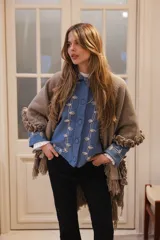 Chaqueta de lana merino hervida color azul, con cuello camisero, botones forrados y bordados artesanales a mano en el frente y puños.