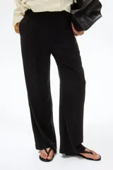 Pantalón de viscosa liviana color negro, de tiro alto y corte amplio, con elástico y cordón ajustable en la cintura.