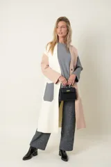 Cartera de mano color verde esmeralda, con herrajes dorados y asa corta.